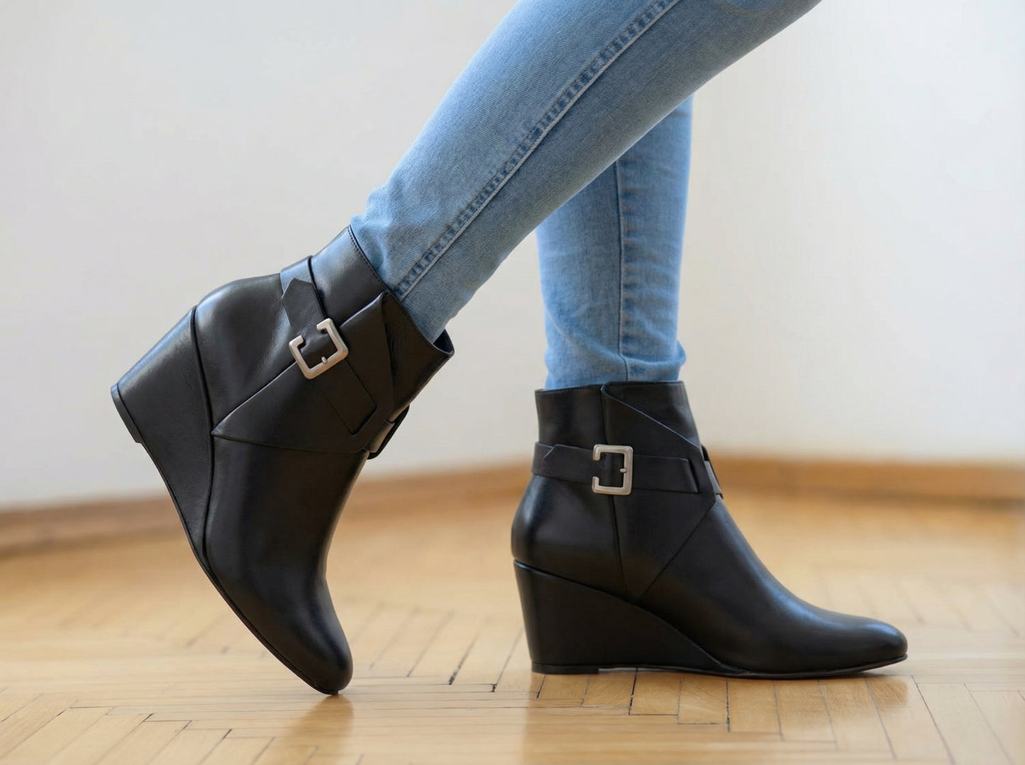 Whisper | Black
